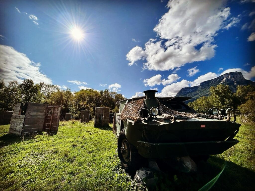 Terrain de Paintball avec Carcasse d'Avion et Char Blindé : L'Expérience Ultime de Jeu